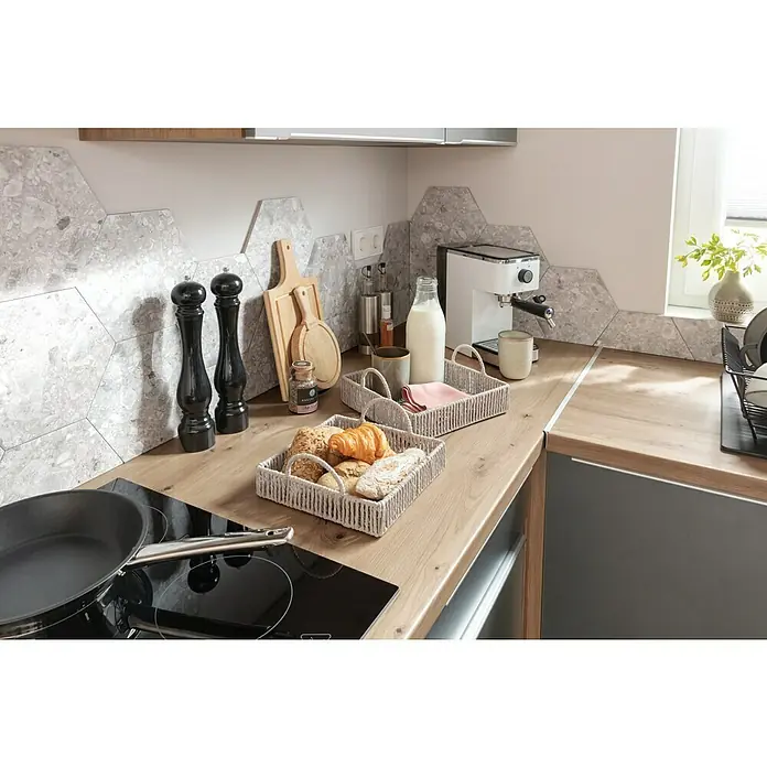 Trinkbecher Tabo - Ø x H: 7,5 x 10 cm, Grau, Keramik - Ein Küchentisch mit Körben, gefüllt mit Brot und Gebäck, neben einer Kaffeemaschine und Kochutensilien, die eine gemütliche Atmosphäre schaffen.