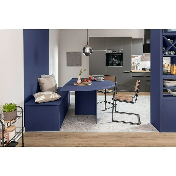swingcolor Buntlack Acryl - Enzianblau, Seidenmatt, 375 ml, Wasserbasiert - Ein einladender Essbereich mit einem blauen Tisch und einer Sitzbank, ergänzt durch moderne Stühle und graue Küchenschränke für stilvolles Essen.