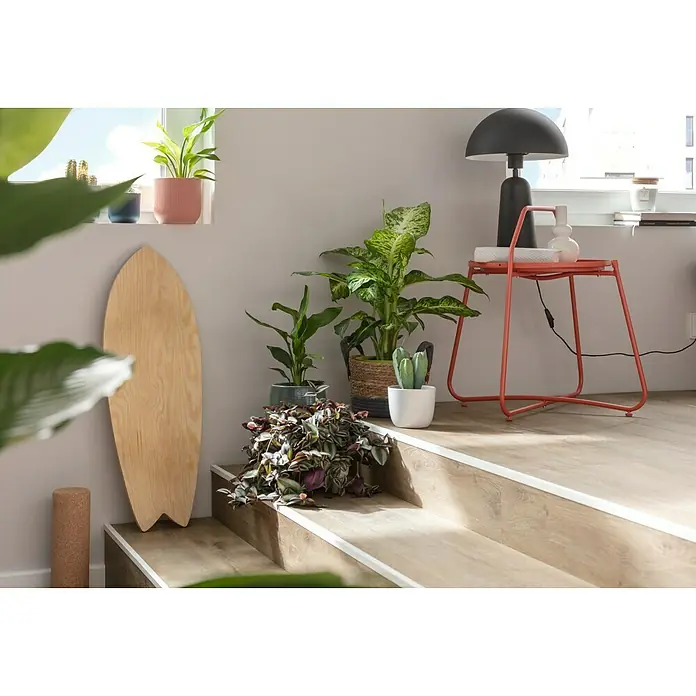 SeegraskorbNatur/Grau, Ø x H: 29 cm x 35 mm - Helle Holztreppe dekoriert mit Zimmerpflanzen, einem Holzbrett und einem roten Beistelltisch mit Lampe, die eine gemütliche Atmosphäre schaffen.