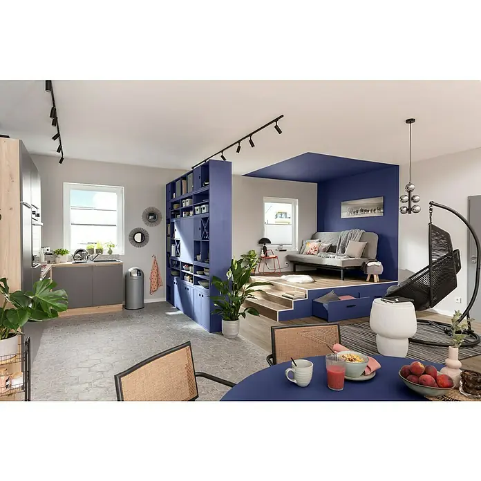 swingcolor Buntlack Acryl - Enzianblau, Seidenmatt, 375 ml, Wasserbasiert - Modernes Wohnzimmer mit blauem Bücherregal, erhöhtem Sitzbereich und Hängesessel, stilvoll und einladend.