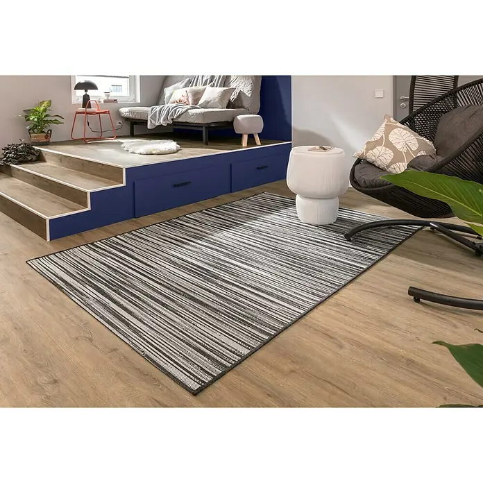 SeegraskorbNatur/Grau, Ø x H: 29 cm x 35 mm - Der gestreifte Teppich in Schwarz und Weiß liegt auf dem Holzboden und ergänzt das moderne Interieur mit Sitzbereich und erhöhter Plattform.