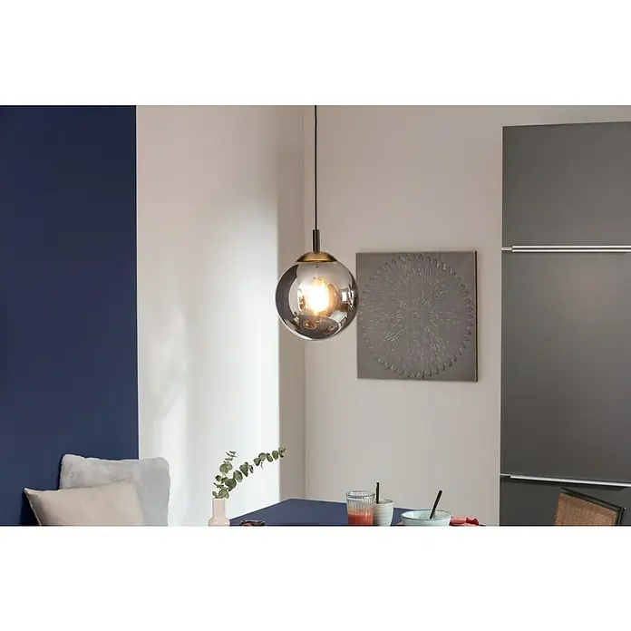 SCHÖNER WOHNEN-Farbe Wandfarbe Designfarbe - Sanftes Seidengrau, Matt, 2,5 l, Konservierungsmittelfrei - Elegante Hängelampe mit einem kugelförmigen Rauchglas-Schirm und goldenen Akzenten, die eine warme Atmosphäre erzeugt.