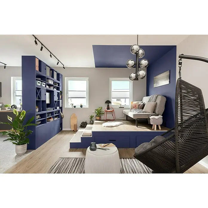 SeegraskorbNatur/Grau, Ø x H: 29 cm x 35 mm - Wohnzimmer mit blauem Akzenten, inklusive Bücherregal, erhöhtem Podest mit Sofa und einem hängenden Sessel für eine gemütliche Atmosphäre.