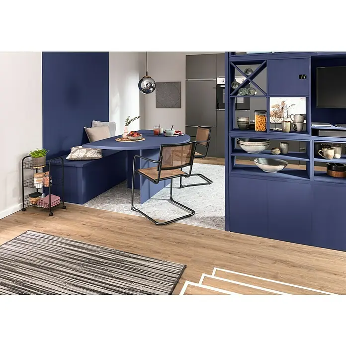 swingcolor Buntlack Acryl - Enzianblau, Seidenmatt, 375 ml, Wasserbasiert - Stilvolles Esszimmer mit blauem Esstisch, eingebauter Sitzbank und Regalsystem. Das Interieur zeichnet sich durch modernes Design und gemütliche Atmosphäre aus.