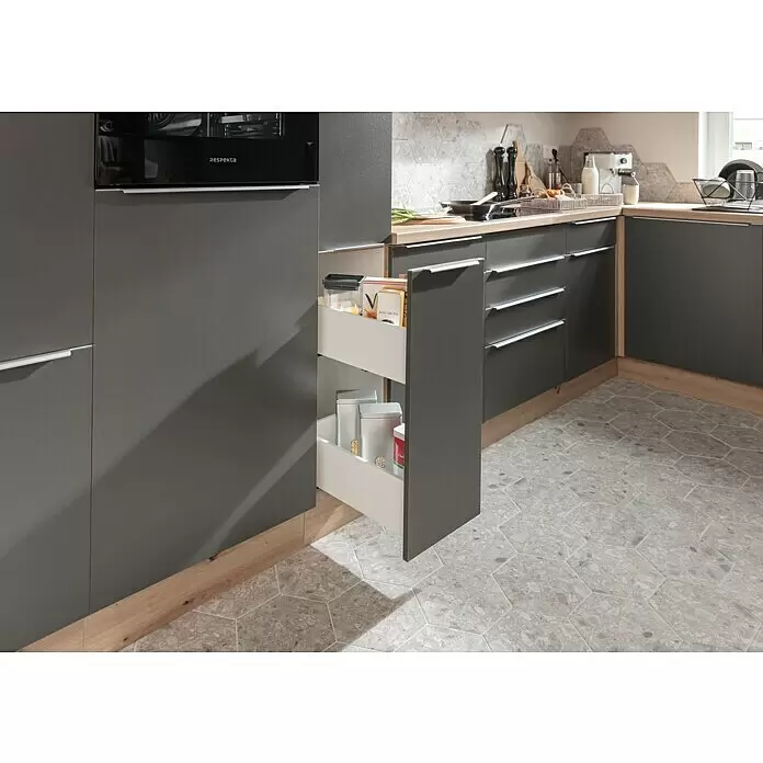 BAUHAUS Cocina esquinera Marleen - An x Pr: 370 x 170 cm, Gris, Mate, Color del cuerpo: Marrón, Con electrodomésticos - Armario de cocina gris moderno con despensa extraíble abierta, estantes blancos para almacenamiento organizado en cocina contemporánea.