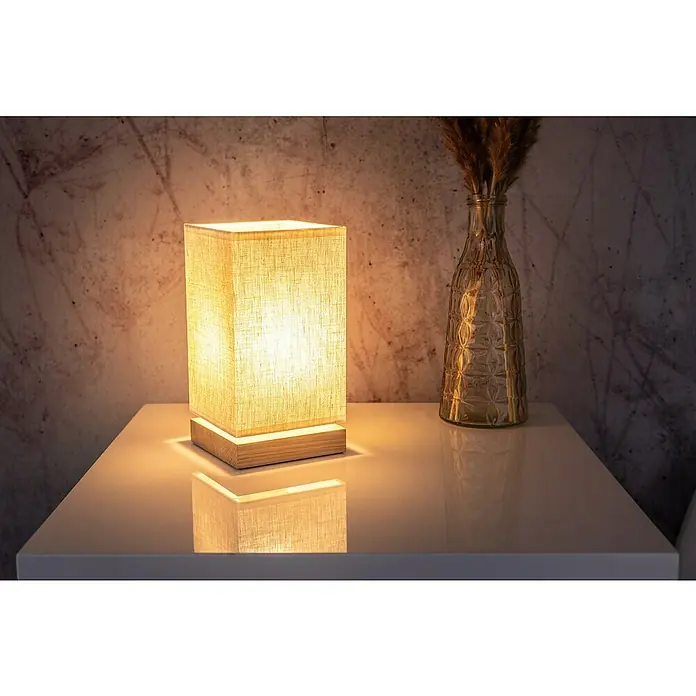 Britop Lighting Tischleuchte Nigella - 25 W, L x B x H: 240 x 120 x 120 cm, Beige - Elegante Nachttischlampe mit Stoffschirm und Holzfuß, die ein warmes, gemütliches Licht verbreitet und eine angenehme Atmosphäre schafft.