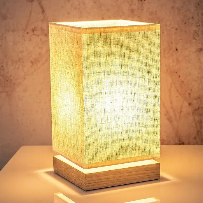 Britop Lighting Tischleuchte Nigella - 25 W, L x B x H: 240 x 120 x 120 cm, Beige - Elegante Nachttischlampe mit rechteckigem Stoffschirm und Holzfuß, die ein warmes, gemütliches Licht verbreitet.