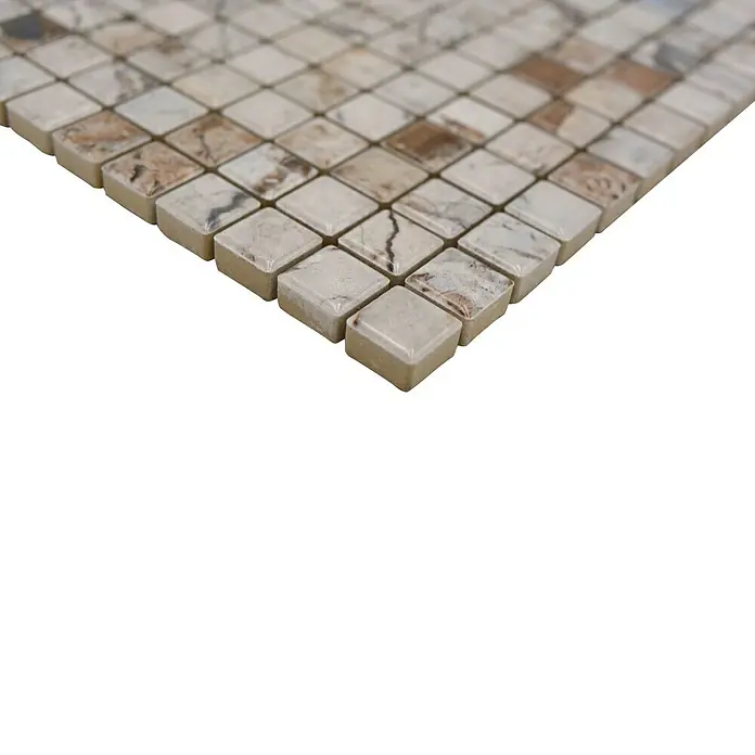 Mosaikfliese JAB 10MM24 beige - 31,5 x 31,5 cm, Weiß/Braun, Glänzend - Nahaufnahme eines Blatts aus beigen und braunen Marmormosaikfliesen für Wände und Böden.