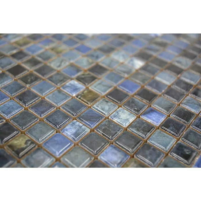 Mosaikfliese JAB 10MM26 blue31,5 x 31,5 cm, Mix Blau, Glänzend - Nahaufnahme von blauen und grauen Mosaikfliesen mit quadratischem Muster und braunen Fugenlinien.