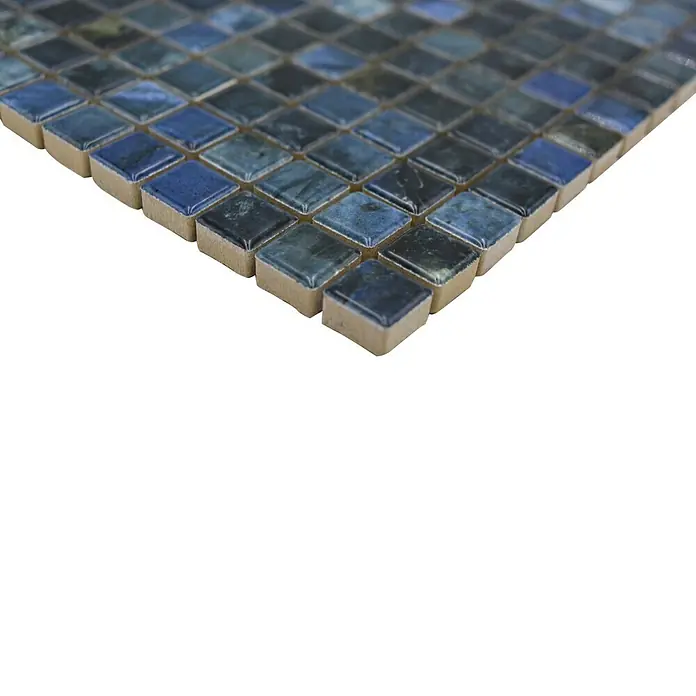Mosaikfliese JAB 10MM26 blue31,5 x 31,5 cm, Mix Blau, Glänzend - Nahaufnahme von schimmernden, quadratischen Glasmosaikfliesen in Blau- und Grautönen, ideal für stilvolle Wand- und Bodengestaltungen.