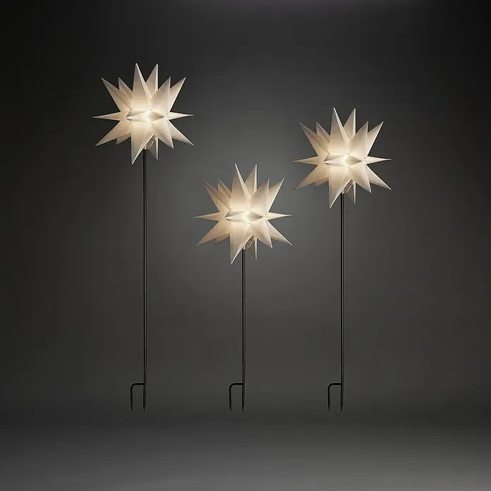 Konstsmide Standstern - Weiß, Warmweiß, LED, Netzbetrieben, 3 Stk. - Drei leuchtende Papierstern-Gartenleuchten auf schwarzen Stäben. Festliche Dekoration für den Außenbereich, die eine stimmungsvolle Atmosphäre schafft.