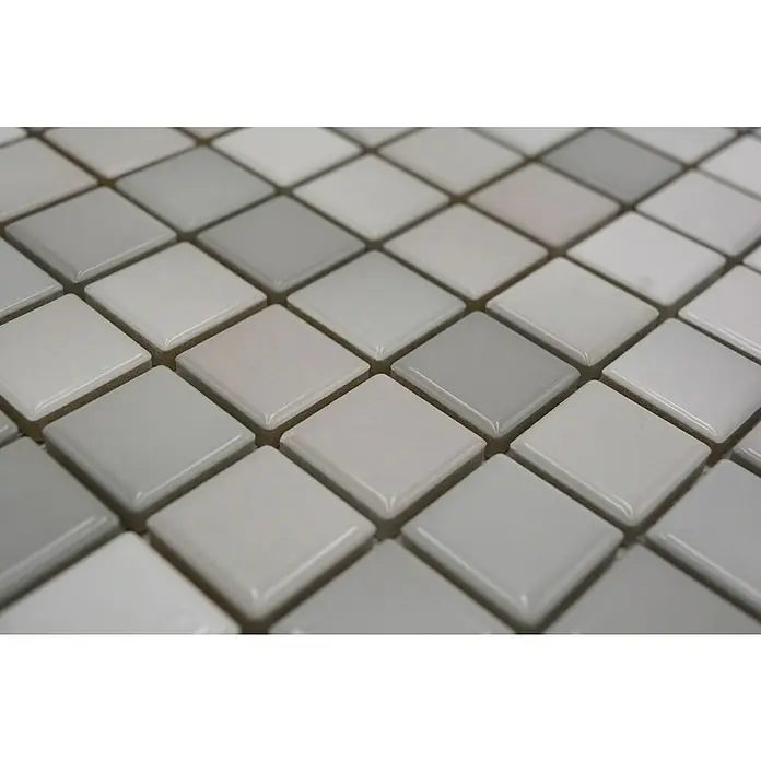 Mosaikfliese JAB 23F220 mix warm grey - 29,7 x 29,7 cm, Mix Warm Grau, Glänzend - Nahaufnahme von quadratischen Fliesen in verschiedenen Grautönen, die ein dezentes und elegantes Muster bilden. Ideal für moderne Inneneinrichtungen.