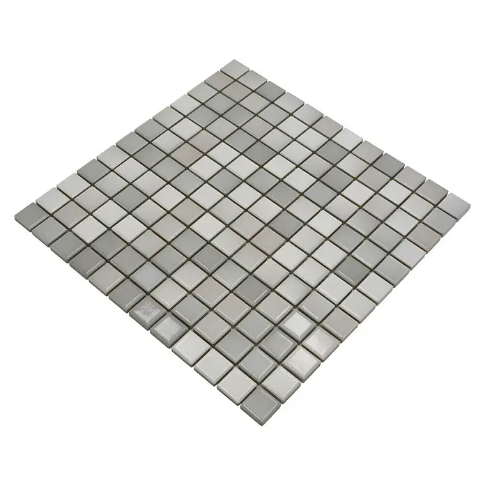 Mosaikfliese JAB 23F220 mix warm grey - 29,7 x 29,7 cm, Mix Warm Grau, Glänzend - Nahaufnahme eines quadratischen Mosaikfliesen-Musters in Grau- und Weißtönen, ideal für moderne Bad- und Küchengestaltungen.