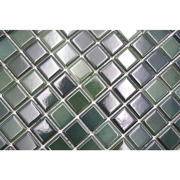 Mosaikfliese JAB 23F216 mix green - 29,7 x 29,7 cm, Mix Waldgrün, Glänzend - Nahaufnahme von quadratischen, glänzenden, dunkelgrün bis grauen Mosaikfliesen auf einer Netzunterlage.