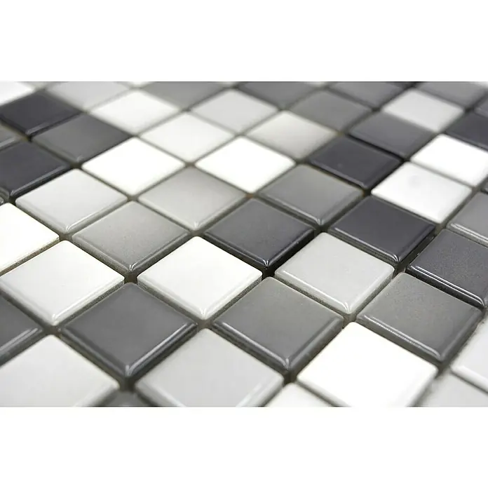 Mosaikfliese JAB 23F221 mix whitegrey - 29,7 x 29,7 cm, Mix Weiß/Grau/Schwarz, Glänzend - Detailaufnahme von quadratischen, graustufigen Keramikfliesen. Die Fliesen variieren von Weiß bis Dunkelgrau und bilden ein gleichmäßiges Muster.