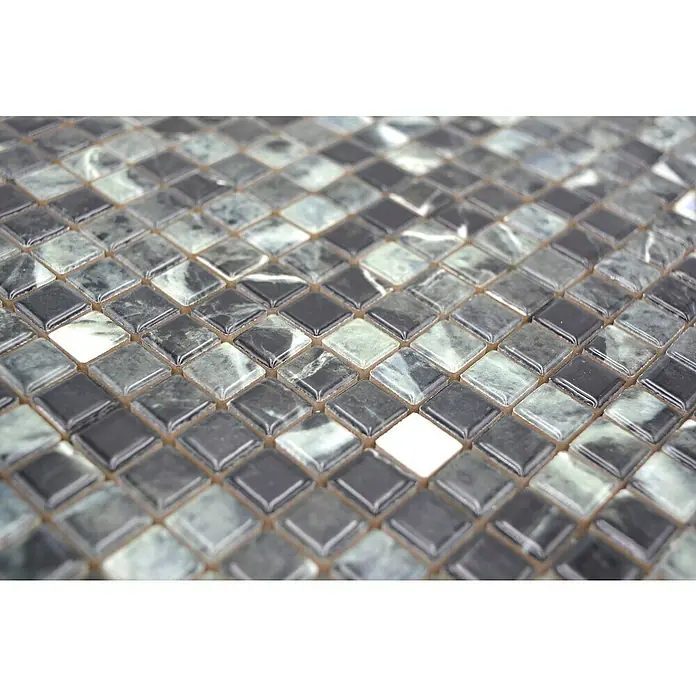 Mosaikfliese JAB 10MM27 green31,5 x 31,5 cm, Mix Grün/Schwarz, Glänzend - Nahaufnahme eines Mosaiks aus kleinen, quadratischen Fliesen in Grau- und Schwarztönen, die ein elegantes und modernes Design aufweisen.