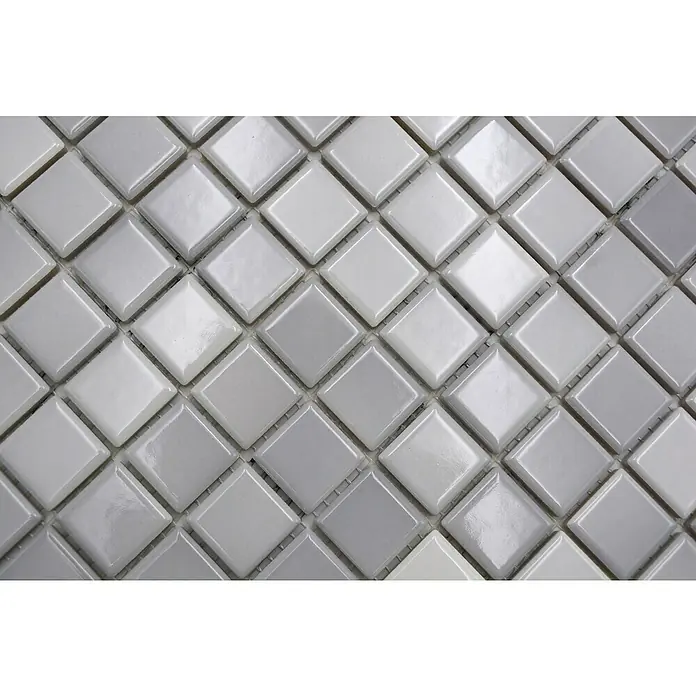 Mosaikfliese JAB 23F219 mix silver grey - 29,7 x 29,7 cm, Silber/Grau, Glänzend - Nahaufnahme von glänzenden, quadratischen Mosaikfliesen in verschiedenen Grautönen, ideal für moderne Badezimmer- oder Küchengestaltungen.