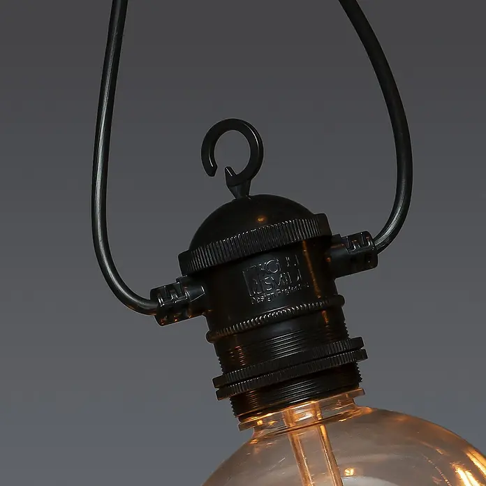 Konstsmide LED-Lichterkette - Außen, 4,5 cm, Bernstein, Rund, Solarbetrieben - Detailaufnahme einer schwarzen Pendelleuchte mit einer Edison-Glühbirne, die ein warmes Licht ausstrahlt und einen rustikalen Charme versprüht.