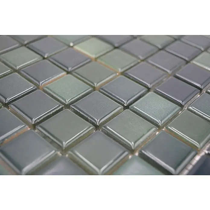 Mosaikfliese JAB 23F216 mix green - 29,7 x 29,7 cm, Mix Waldgrün, Glänzend - Nahaufnahme von quadratischen grünen und grauen Mosaikfliesen, ideal für ein modernes Badezimmer oder eine Küchenrückwand.