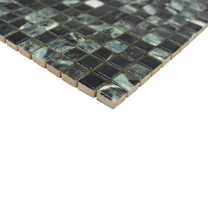 Mosaikfliese JAB 10MM27 green31,5 x 31,5 cm, Mix Grün/Schwarz, Glänzend - Nahaufnahme von quadratischen Mosaikfliesen in Schwarz und Grün mit einer glänzenden Oberfläche, die auf einer schwarzen Oberfläche liegen.