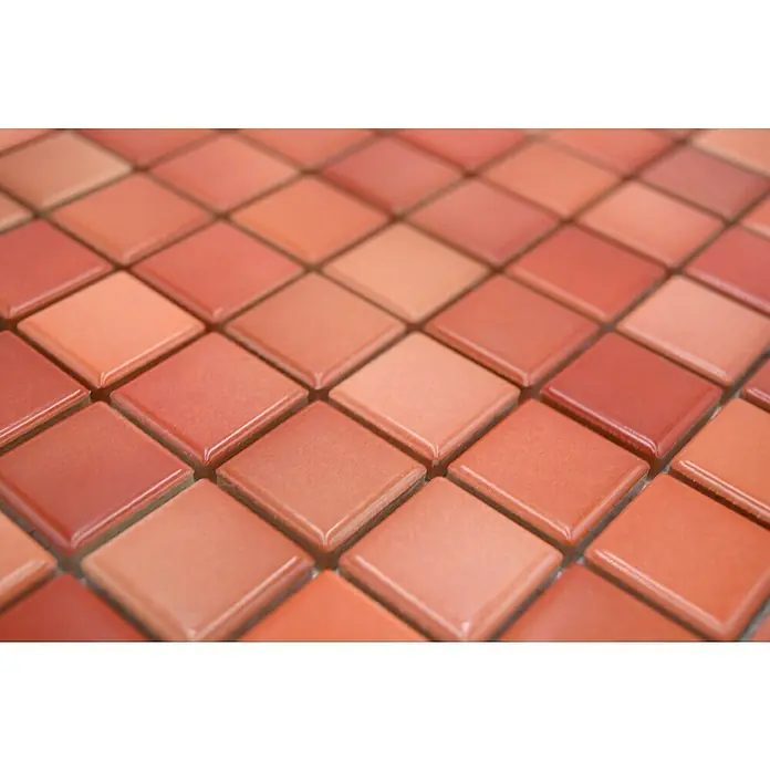 Mosaikfliese JAB 23F218 mix red - 29,7 x 29,7 cm, Mix Brick Rot, Glänzend - Nahaufnahme von glänzenden, quadratischen Terrakottafliesen, die ein gleichmäßiges Muster bilden.
