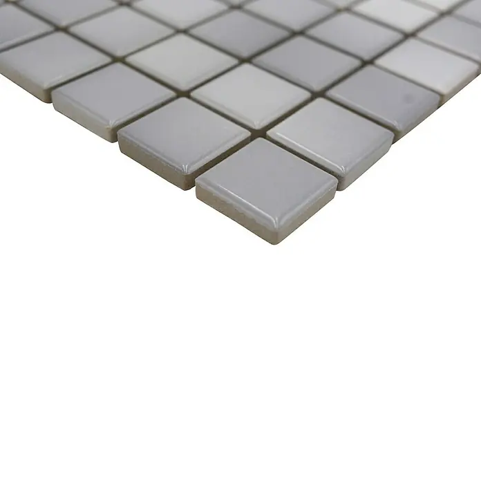 Mosaikfliese JAB 23F219 mix silver grey - 29,7 x 29,7 cm, Silber/Grau, Glänzend - Nahaufnahme von grauen quadratischen Mosaikfliesen, ideal für die Gestaltung von Badezimmern oder Küchen mit modernem Flair.