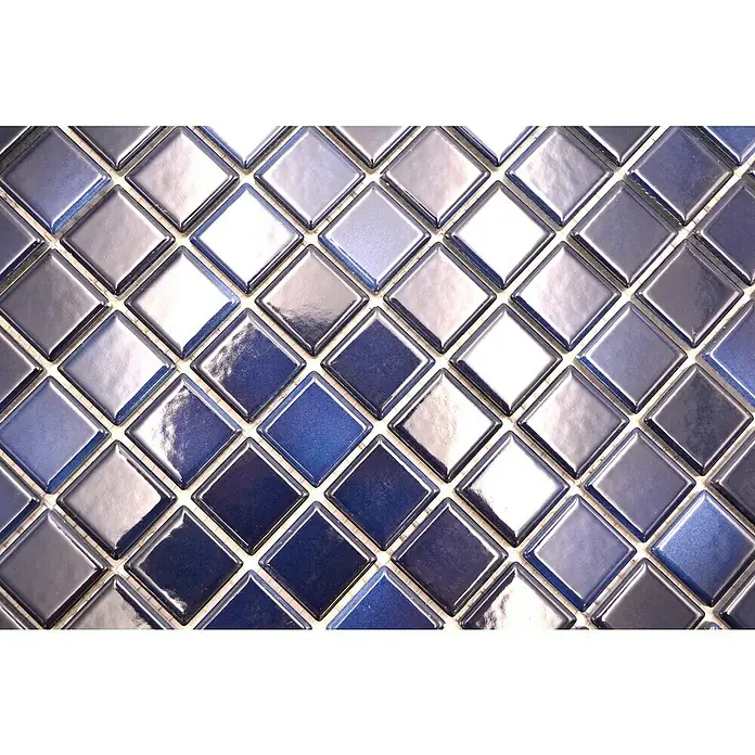 Mosaikfliese JAB 23F217 mix blue - 29,7 x 29,7 cm, Mix Tiefblau, Glänzend - Nahaufnahme eines Mosaikfliesen-Musters in verschiedenen Blautönen, das eine glänzende und reflektierende Oberfläche zeigt.