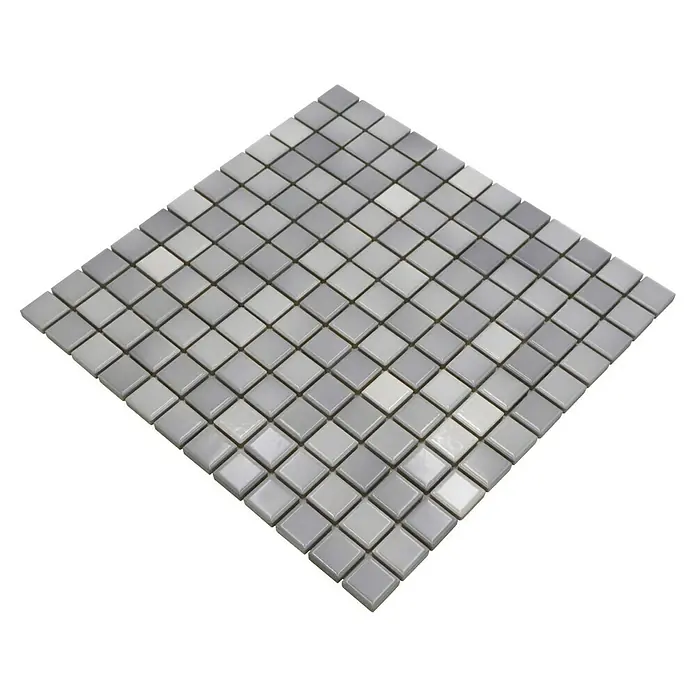 Mosaikfliese JAB 23F219 mix silver grey - 29,7 x 29,7 cm, Silber/Grau, Glänzend - Mosaikfliesen: Nahaufnahme einer quadratischen Anordnung von hellgrauen Mosaikfliesen auf einem Blatt, perfekt für Badezimmer- oder Küchenrückwände.
