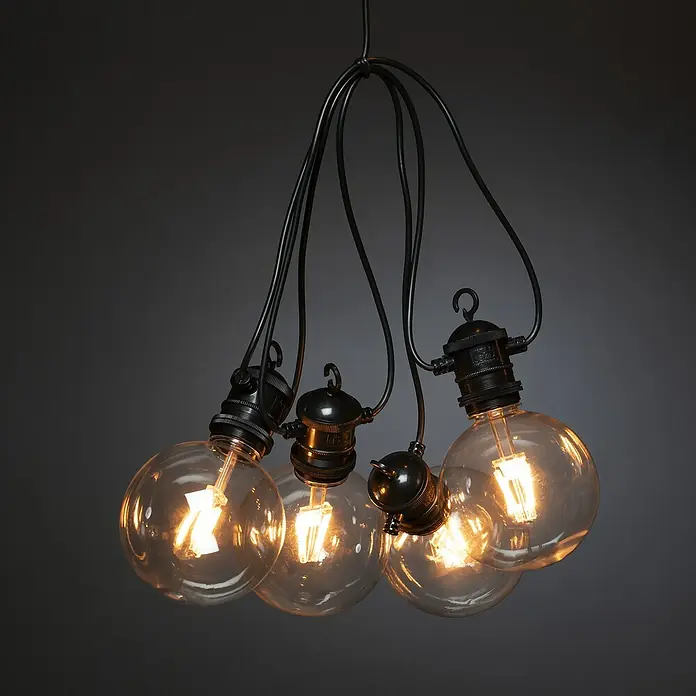 Konstsmide LED-Lichterkette - Außen, 4,5 cm, Bernstein, Rund, Solarbetrieben - Diese Pendelleuchte verfügt über mehrere Glühbirnen mit einem schwarzen, industriellen Design, das eine warme und einladende Atmosphäre schafft.