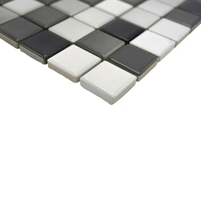 Mosaikfliese JAB 23F221 mix whitegrey - 29,7 x 29,7 cm, Mix Weiß/Grau/Schwarz, Glänzend - Nahaufnahme eines Mosaiks aus quadratischen Fliesen in Grau- und Weißtönen, ideal für moderne Wand- und Bodengestaltungen.