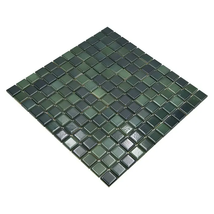 Mosaikfliese JAB 23F216 mix green - 29,7 x 29,7 cm, Mix Waldgrün, Glänzend - Nahaufnahme eines quadratischen Mosaiks aus kleinen, dunkelgrünen und grauen Fliesen auf schwarzem Hintergrund.