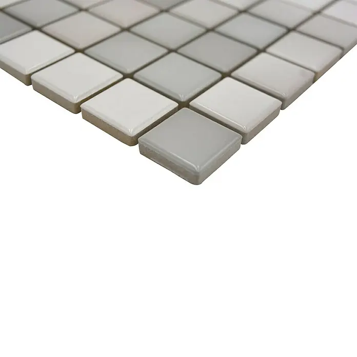 Mosaikfliese JAB 23F220 mix warm grey - 29,7 x 29,7 cm, Mix Warm Grau, Glänzend - Nahaufnahme von kleinen, quadratischen, hellgrauen und weißen Fliesen, die ein stilvolles Mosaik bilden. Ideal für Bad oder Küche.