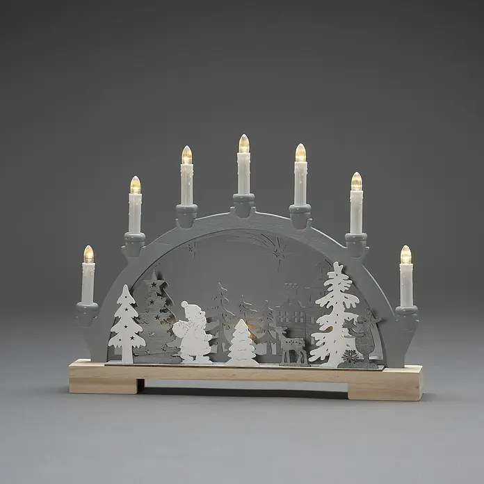 Konstsmide LED-Holzsilhouette Wanderer im Wald - 45 x 5 x 33 cm, Weiß, Grau, Batteriebetrieben, Warmweiß, 0,6 W - Festliche Fensterleuchte mit Weihnachtsmotiven, sieben Kerzen und warmweisem Licht, ideal für die Adventszeit und sorgt für stimmungsvolles Ambiente.