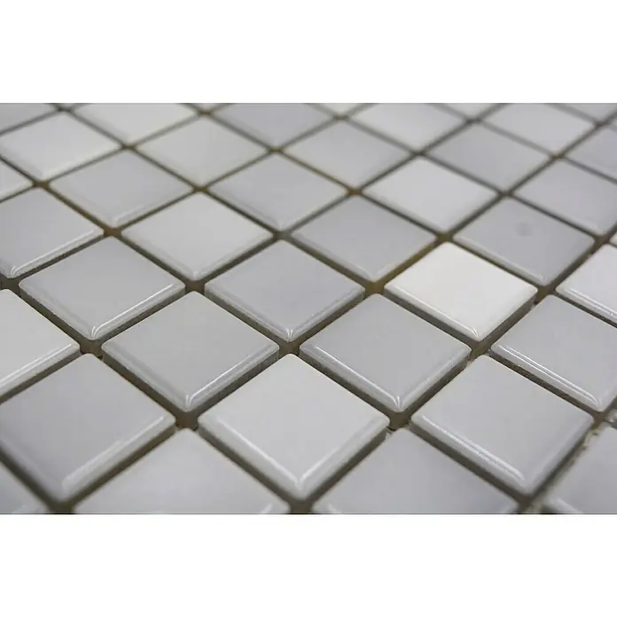 Mosaikfliese JAB 23F219 mix silver grey - 29,7 x 29,7 cm, Silber/Grau, Glänzend - Nahaufnahme von quadratischen, grau-weißen Fliesen, die ein modernes und minimalistisches Design für Innenräume bieten.