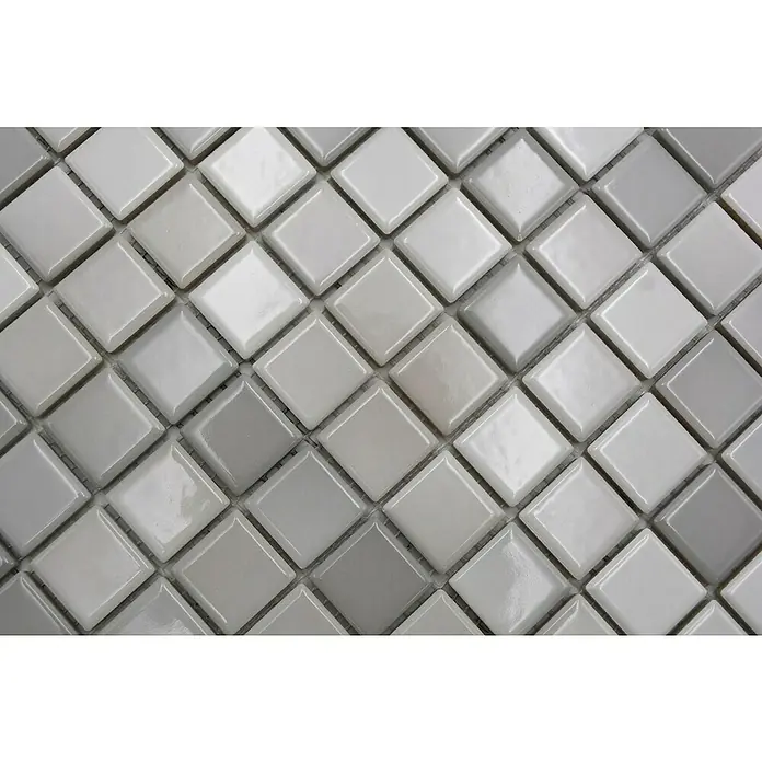 Mosaikfliese JAB 23F220 mix warm grey - 29,7 x 29,7 cm, Mix Warm Grau, Glänzend - Nahaufnahme eines Musters aus quadratischen, hellgrauen Keramikfliesen, die diagonal angeordnet sind und eine elegante Textur bilden.