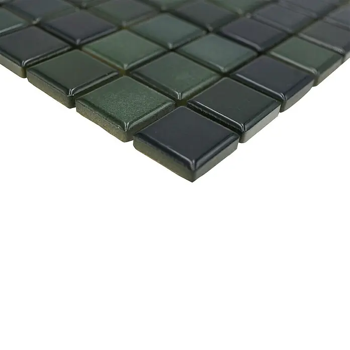Mosaikfliese JAB 23F216 mix green - 29,7 x 29,7 cm, Mix Waldgrün, Glänzend - Nahaufnahme eines Musters aus grünen und schwarzen Mosaikfliesen, ideal für Badezimmer oder Küchen, mit einer glänzenden Oberfläche und quadratischer Form.