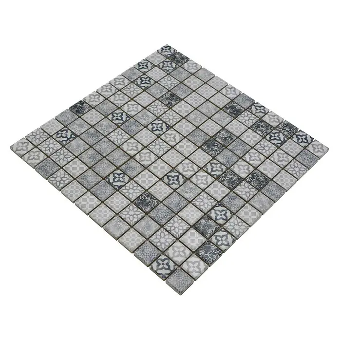 Mosaikfliese JAB 23PV02 grey - 29,7 x 29,7 cm, Grau, Matt - Nahaufnahme eines Mosaikfliesen-Dekorationsstücks mit komplexen grauen und weißen Mustern auf einem quadratischen Raster.