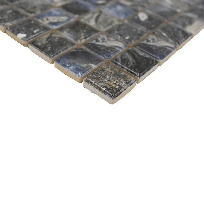 Mosaikfliese JAB 23MM22 dark - 29,7 x 29,7 cm, Anthrazit/Blau, Glänzend - Nahaufnahme von grauen und blauen Mosaikfliesen, die ein elegantes Muster für Badezimmer- oder Küchenrückwände bilden.