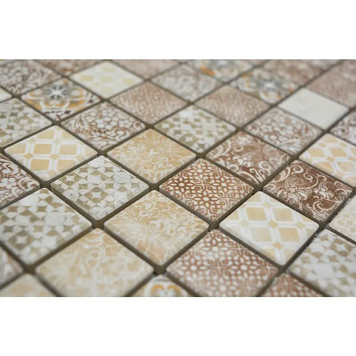Mosaikfliese JAB 23PV01 beige - 29,7 x 29,7 cm, Beige/Braun, Matt - Nahaufnahme von quadratischen Mosaikfliesen mit verschiedenen Mustern in Beige- und Brauntönen für ein Vintage-inspiriertes Design.