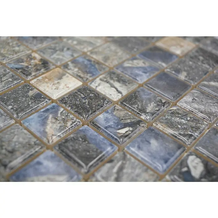 Mosaikfliese JAB 23MM22 dark - 29,7 x 29,7 cm, Anthrazit/Blau, Glänzend - Nahaufnahme von quadratischen Fliesen mit Marmoroptik in verschiedenen Grau- und Blautönen, ideal für moderne Raumgestaltung.
