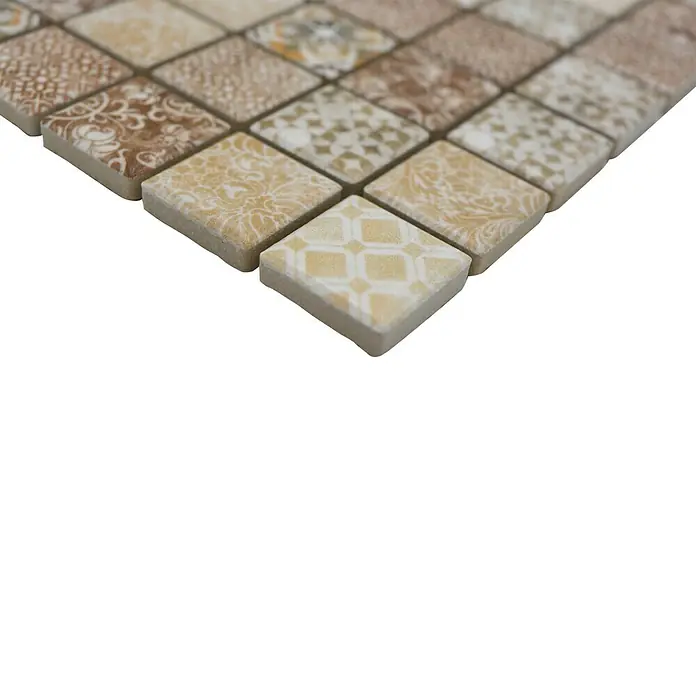 Mosaikfliese JAB 23PV01 beige - 29,7 x 29,7 cm, Beige/Braun, Matt - Nahaufnahme von quadratischen Mosaikfliesen in verschiedenen Mustern und Farbtönen auf schwarzem Hintergrund.