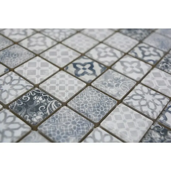 Mosaikfliese JAB 23PV02 grey - 29,7 x 29,7 cm, Grau, Matt - Nahaufnahme von dekorativen, quadratischen Fliesen mit verschiedenen grauen Mustern, die ein stilvolles Mosaik ergeben.