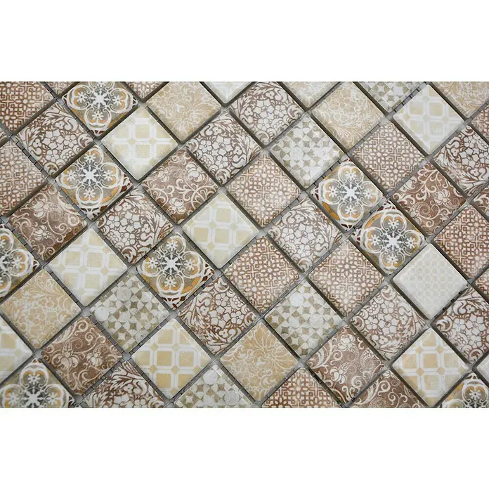 Mosaikfliese JAB 23PV01 beige - 29,7 x 29,7 cm, Beige/Braun, Matt - Nahaufnahme von beigen und braunen dekorativen Mosaikfliesen, die ein komplexes Muster bilden, ideal für Küchenrückwände oder Badböden.