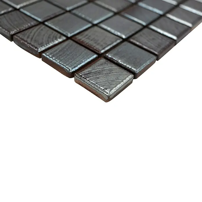 Mosaikfliese JAB 23SB27 wenge metallic - 29,7 x 29,7 cm, Silber Schimmernd, Glänzend - Nahaufnahme eines Musters von quadratischen Mosaikfliesen in Anthrazit mit sichtbarer Textur auf schwarzem Hintergrund.
