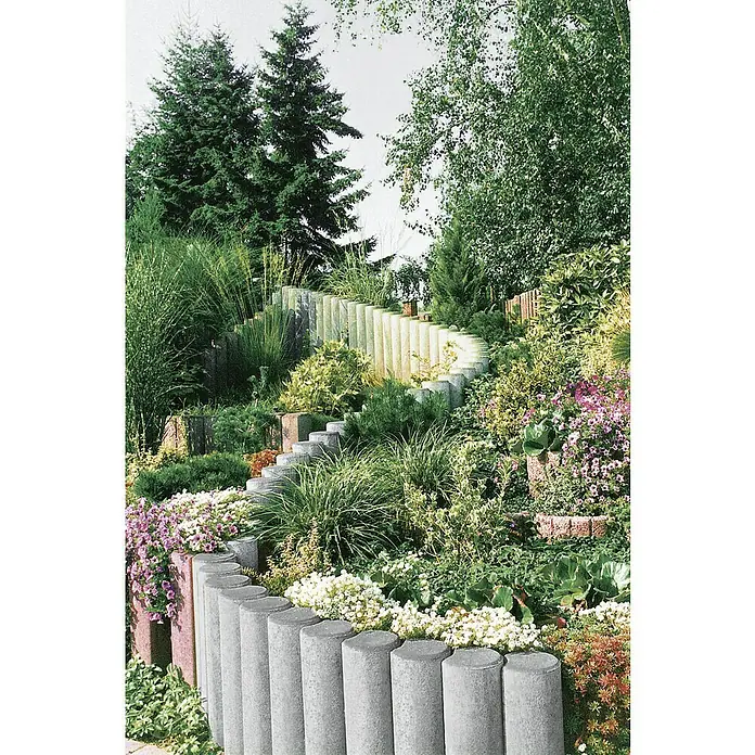 EHL Verbundpalisade - Ø x H: 10 x 60 cm, Grau, Beton - Gartenanlage mit geschwungenen Betontreppen und üppigen Pflanzen, die einen malerischen und natürlichen Aufgang bilden.