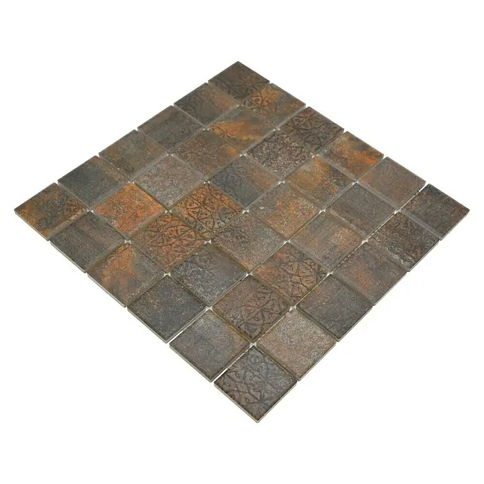 Mosaikfliese JAB 47R200 mix rust - 29,7 x 29,7 cm, Mix Rost, Matt - Nahaufnahme von quadratischen Mosaikfliesen in Braun- und Rosttönen, die ein dekoratives Muster für Innenräume bilden.