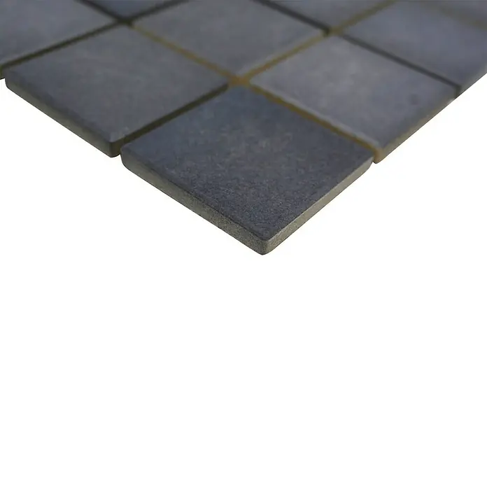 Mosaikfliese JAB 47V549 slate - 29,7 x 29,7 cm, Schiefer, Matt - Nahaufnahme von grauen Mosaikfliesen. Das Fliesenmuster ist quadratisch und die Farbe ist ein dunkles Grau mit leicht rauer Oberfläche.