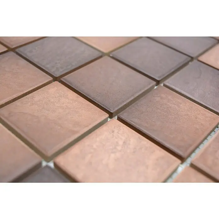 Mosaikfliese JAB 47V546 earth brown - 29,7 x 29,7 cm, Erdbraun, Matt - Nahaufnahme eines Musters von quadratischen Mosaikfliesen in verschiedenen Brauntönen, die eine warme und natürliche Textur erzeugen.