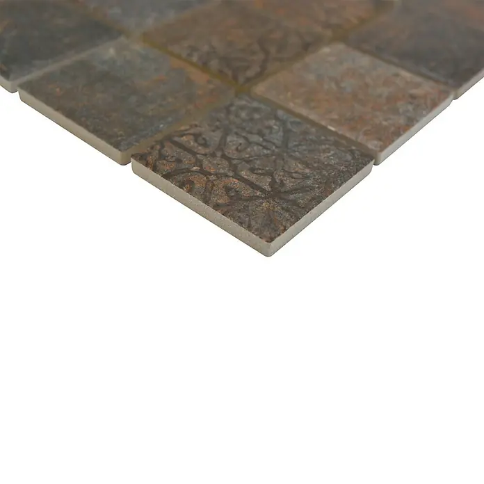 Mosaikfliese JAB 47R200 mix rust - 29,7 x 29,7 cm, Mix Rost, Matt - Nahaufnahme von keramischen Mosaikfliesen in Braun- und Grautönen mit einer markanten Textur. Die quadratischen Fliesen sind auf einer Netzunterlage angeordnet.