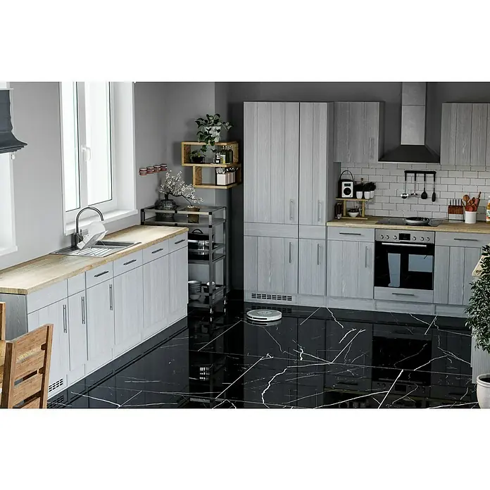 Feinsteinzeugfliese Black Marble - 120 x 120 cm, Schwarz, Glänzend - Eine moderne Küche mit grauen Schränken, einer Arbeitsplatte in Holzoptik und einem eleganten schwarzen Marmorboden, der eine ansprechende Atmosphäre schafft.